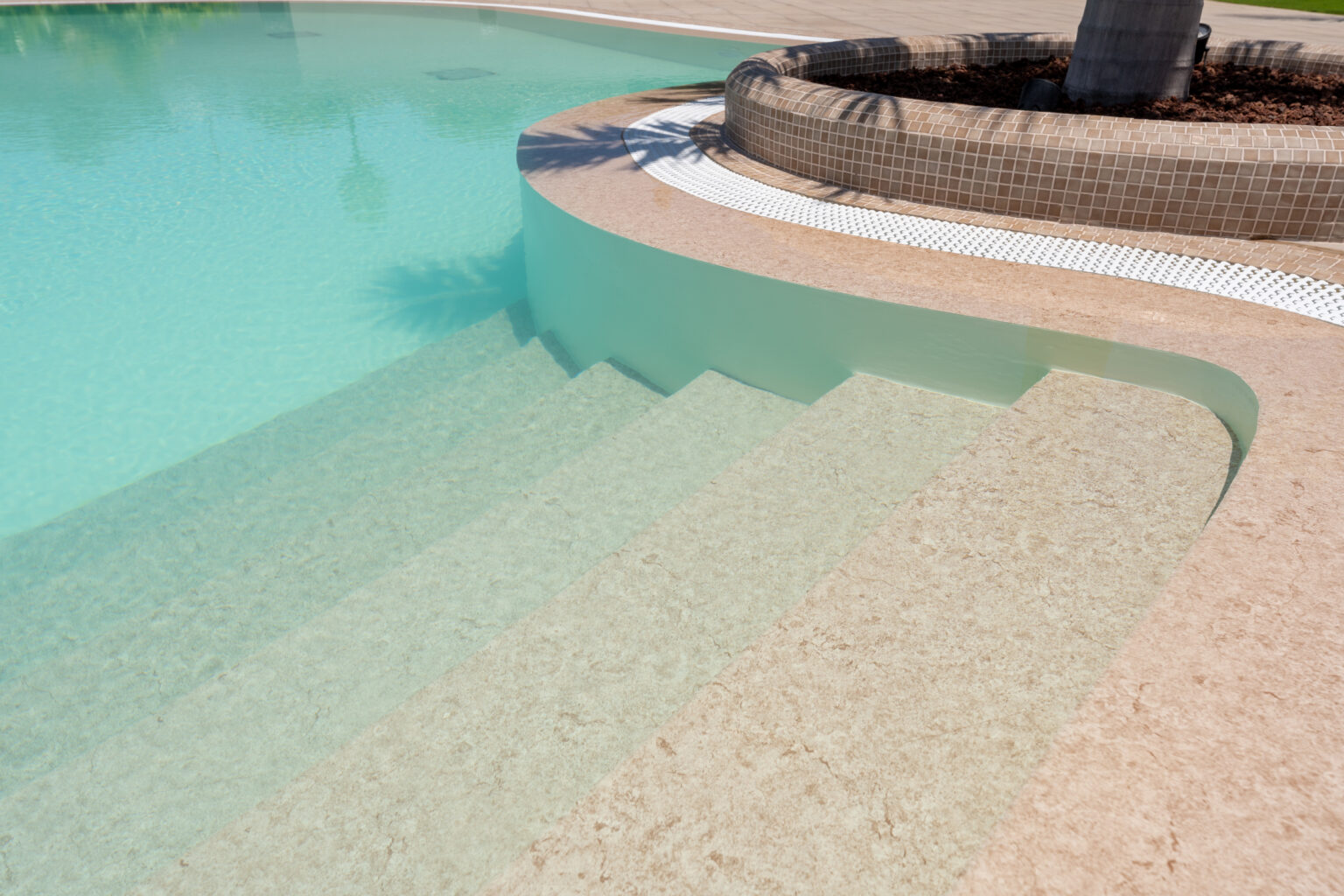 Instalación y ordenación de tuberías y bombas en caseta de filtración de piscina