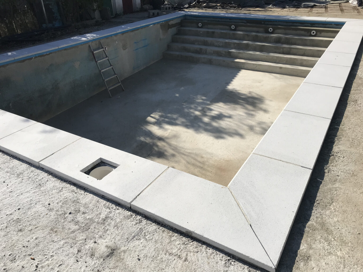 Reforma de piscina antigua en Toledo con sustitución de gresite y coronación