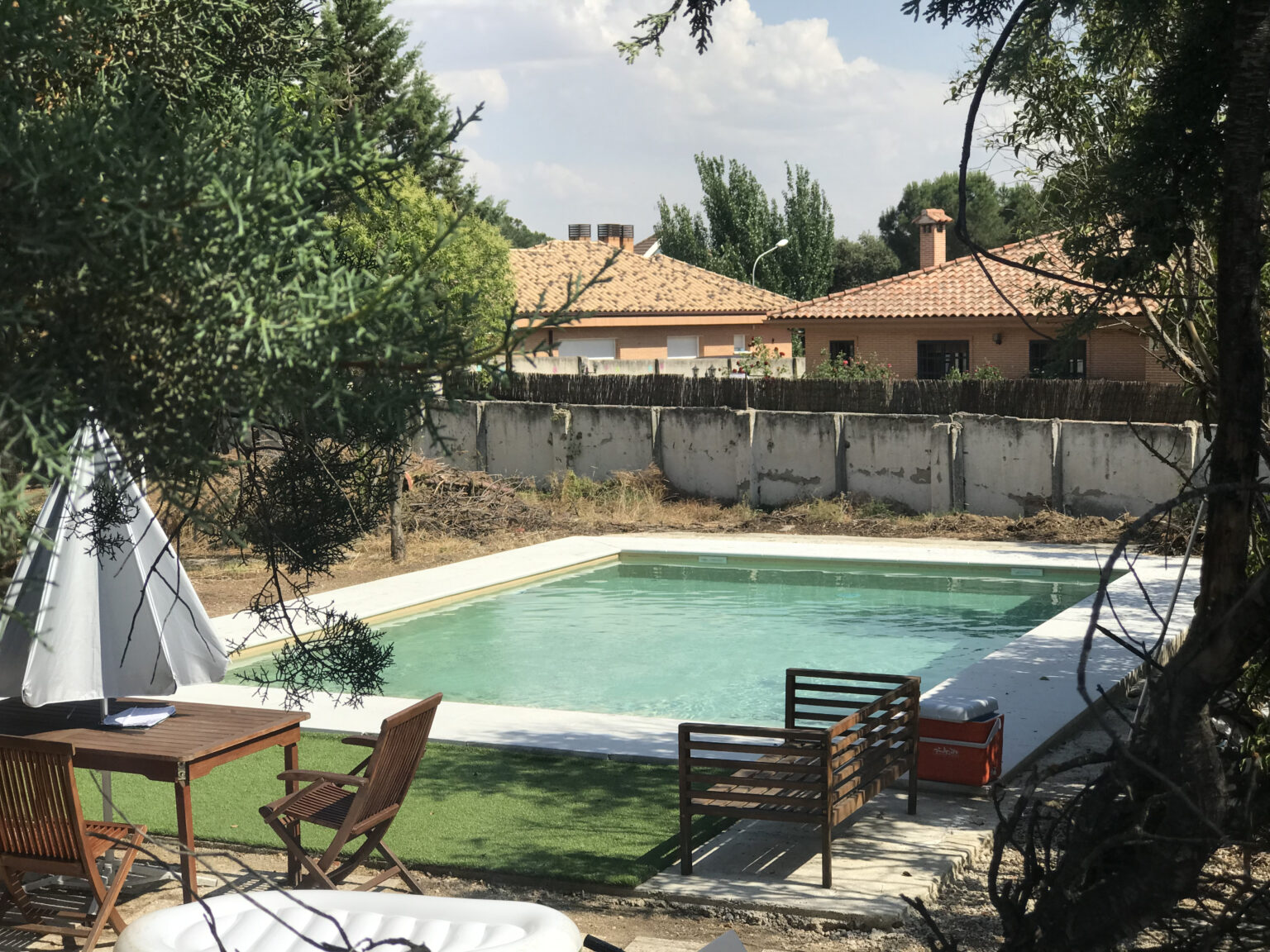Localización y reparación de fugas de agua en piscina de hormigón con materiales Sika